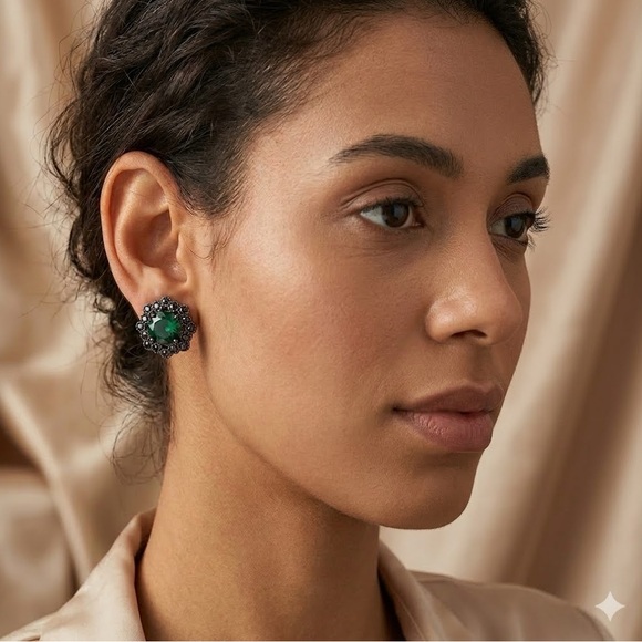 ✨ New Emerald Center Stone & Crystal Halo Studs  Vintage Glamour: ✨ - Picture 2 of 2